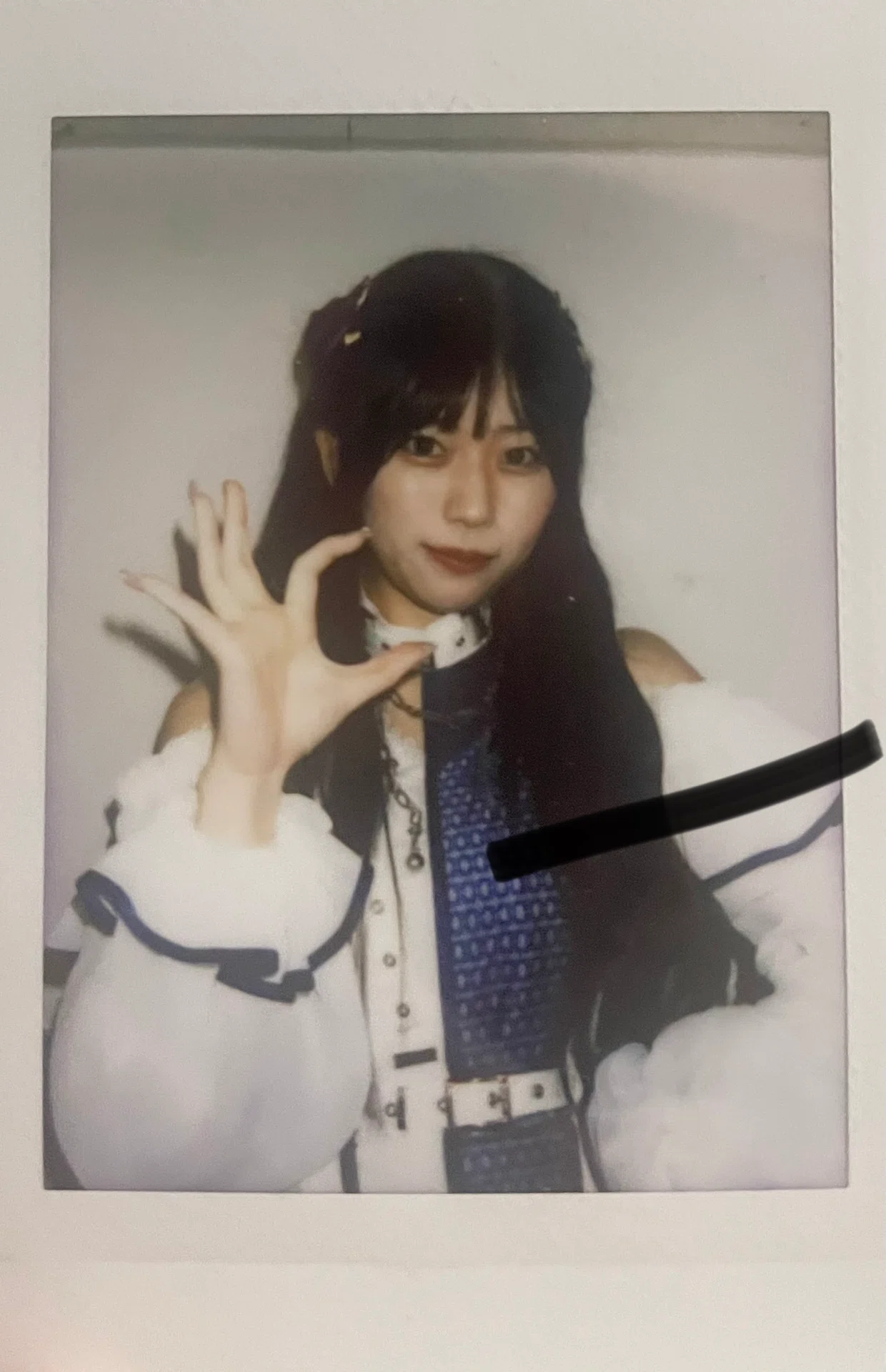アイドル チェキ写真 白いドレス アイドルとチェキ•写真を撮る時のポーズ40選 ソロチェキ編｜ばばっち