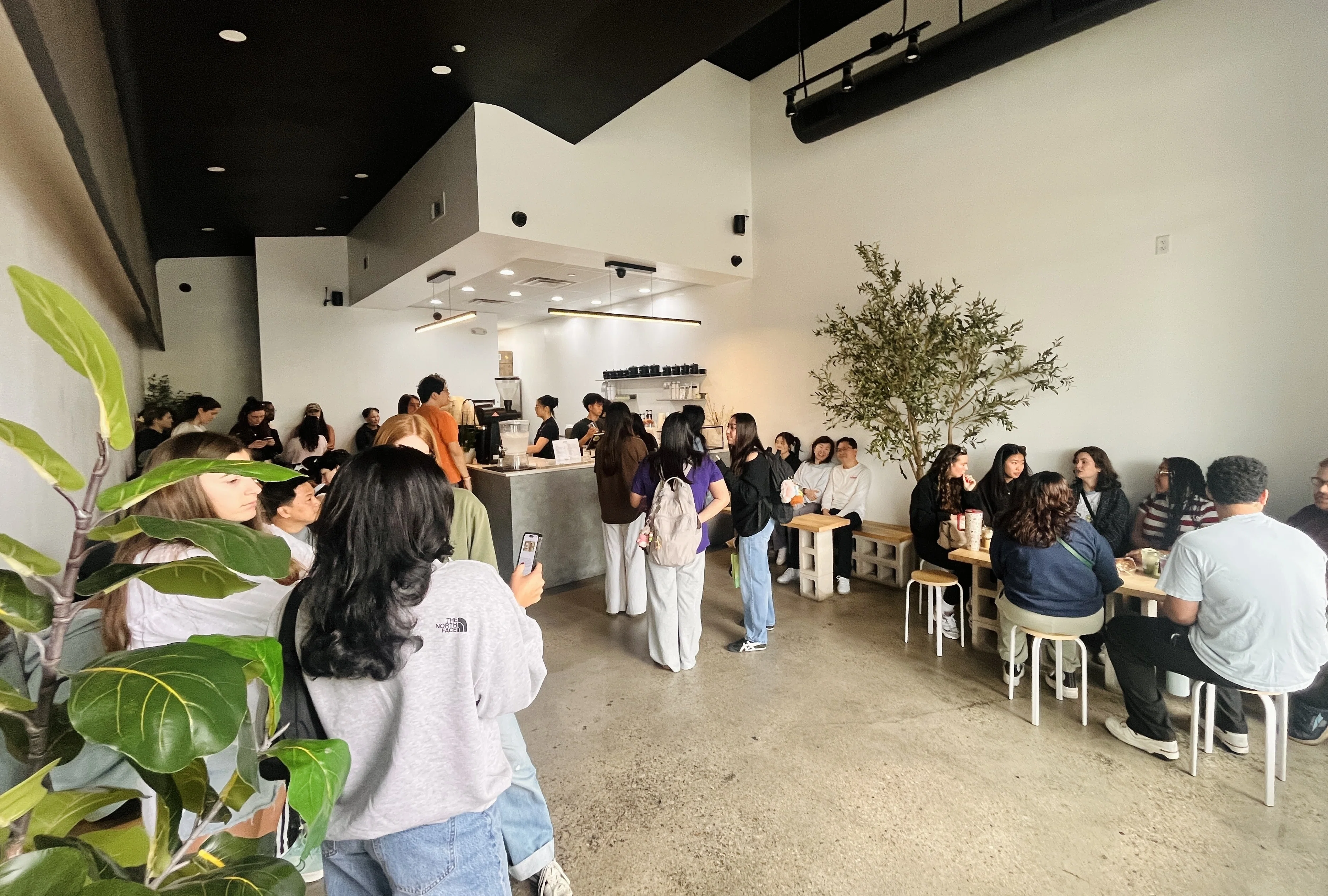 シンプルでモダン。丸椅子などベトナムの雰囲気を感じる店内は多くの学生で賑わう