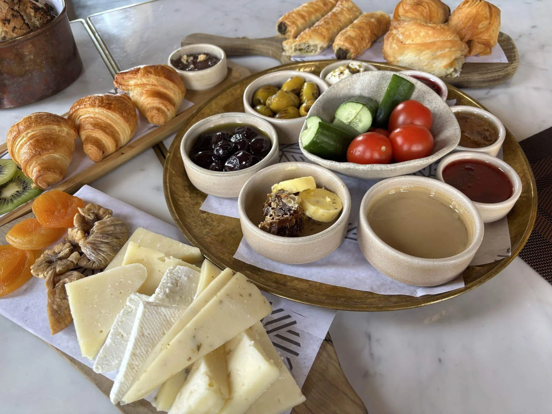 トルコ旅行🇹🇷】世界三大料理！豪華すぎるトルコの朝食を実際に食べて