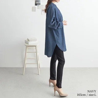 40代向け春服のインディゴデニムチュニック ピンタックレースブラウスの着用イメージ　紺