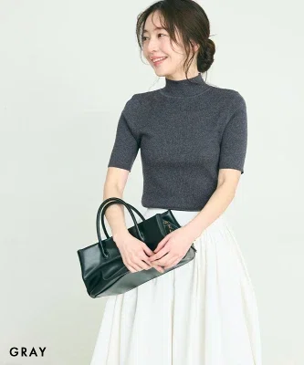 40代向けグレーの半袖ハイネックニット 細見えコーデの着用イメージ