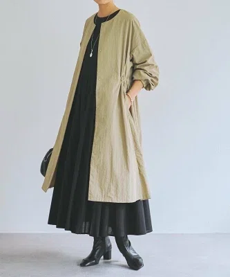 40代向けベージュのフレアーコート 軽く羽織れるきれいめアウターの着用イメージ