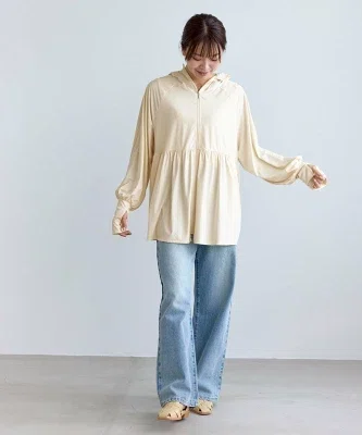 30代向けのUVパーカーを紹介する「今日の普段着」の見出し画像。キナリ系の軽い羽織りで、春夏の日差し対策や接触冷感素材が魅力の一枚。