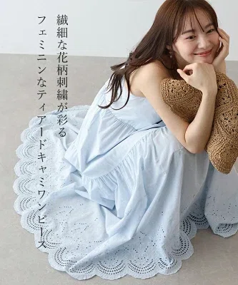 花柄刺繍入りのティアードキャミワンピース。軽やかなコットン素材で、ふんわり広がるシルエットの一着