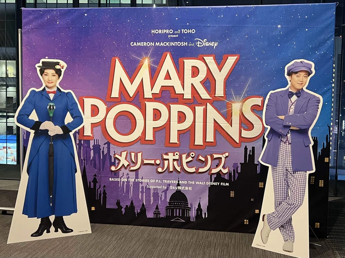 灰】23.好きな劇場について 一期一会の心の居場所｜オペラグラスは赤色