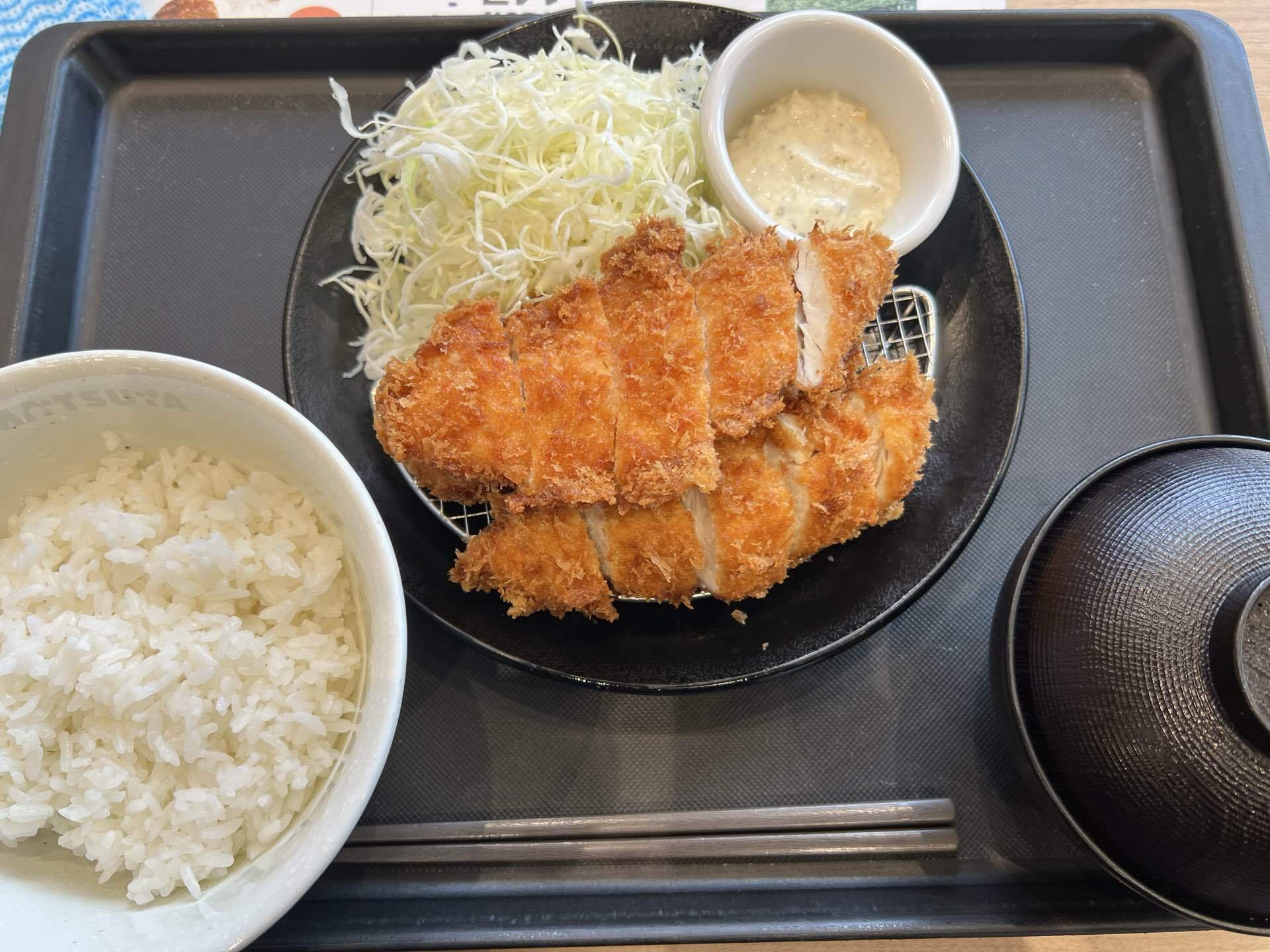 松のや、600円狙いが「たっぷりささみかつ」800円に。3本を3通りに食べ