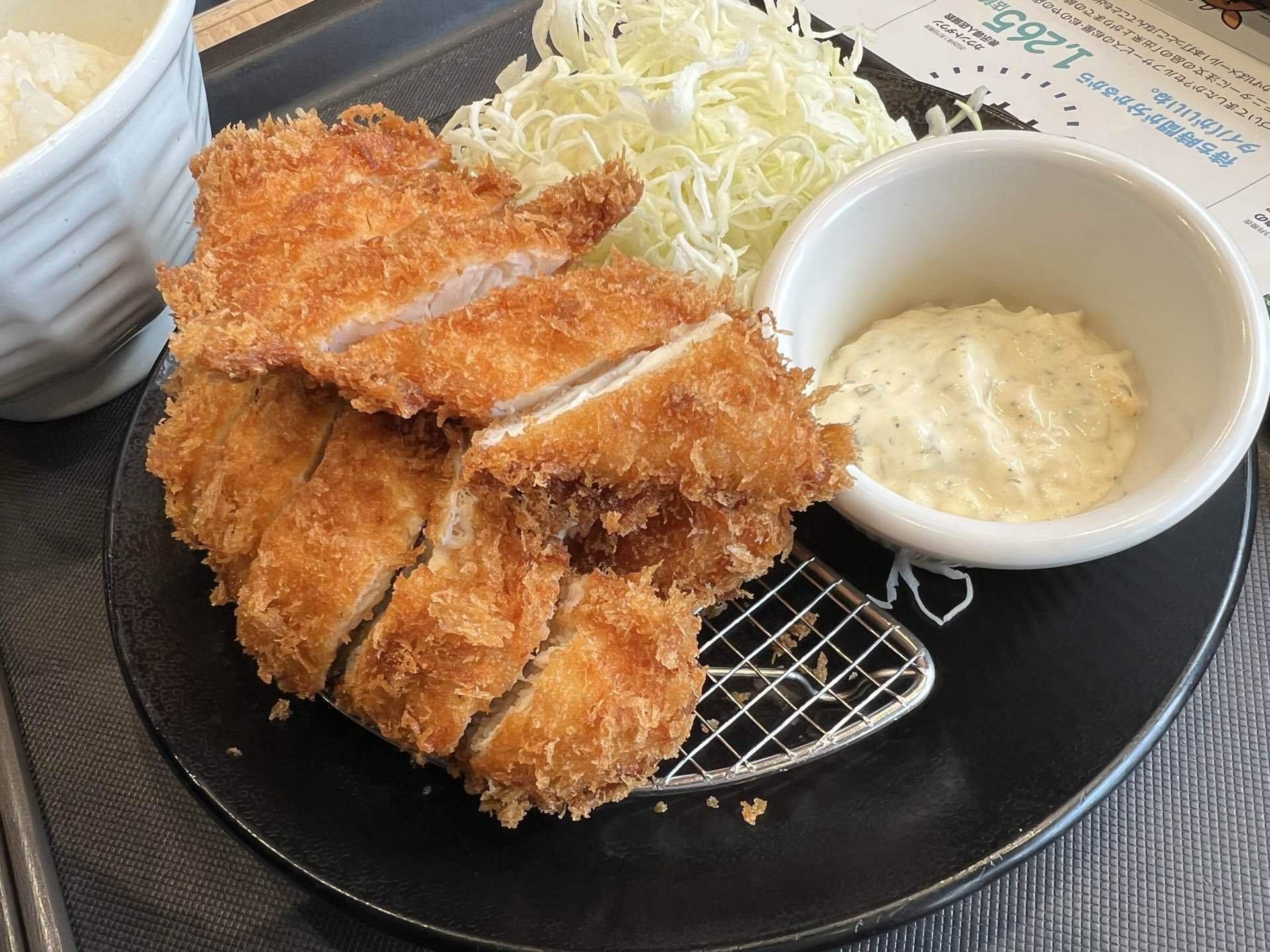 松のや、600円狙いが「たっぷりささみかつ」800円に。3本を3通りに食べ