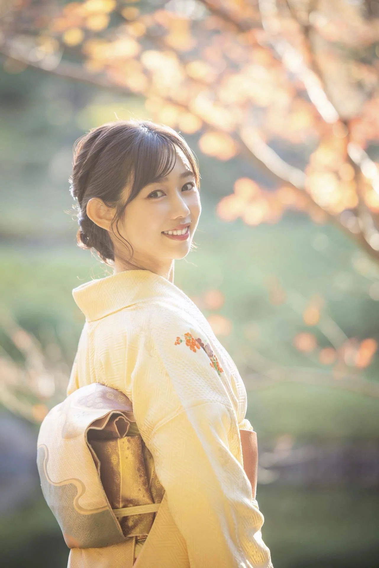 時代物彩色人物置根付天然素材在銘【綺麗な着物を着たお嬢さん】高6.4cm重33g 正統派古典 紺/白/ブルー(青色)個性的 菊柄/亀甲柄 大正ロマン レトロ