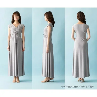 幾何学模様が印象的なマキシ丈ワンピース。胸下から流れるラインで、すっきり見えやすそうなデザイン