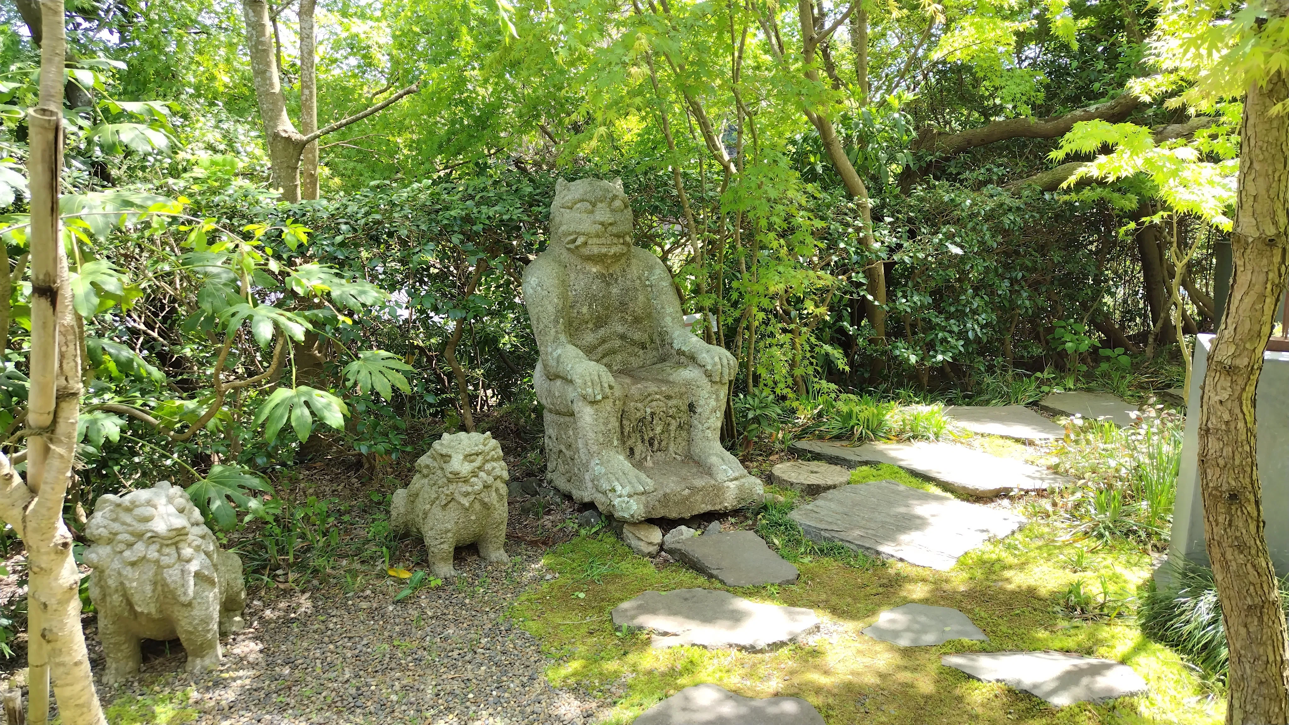 ネコが行く手を阻む美術館｜シズ