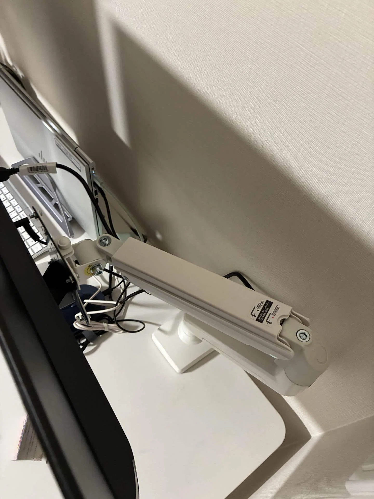120cmの薄型昇降デスク「PYKE SPEAK S-200にシングルアーム2本と