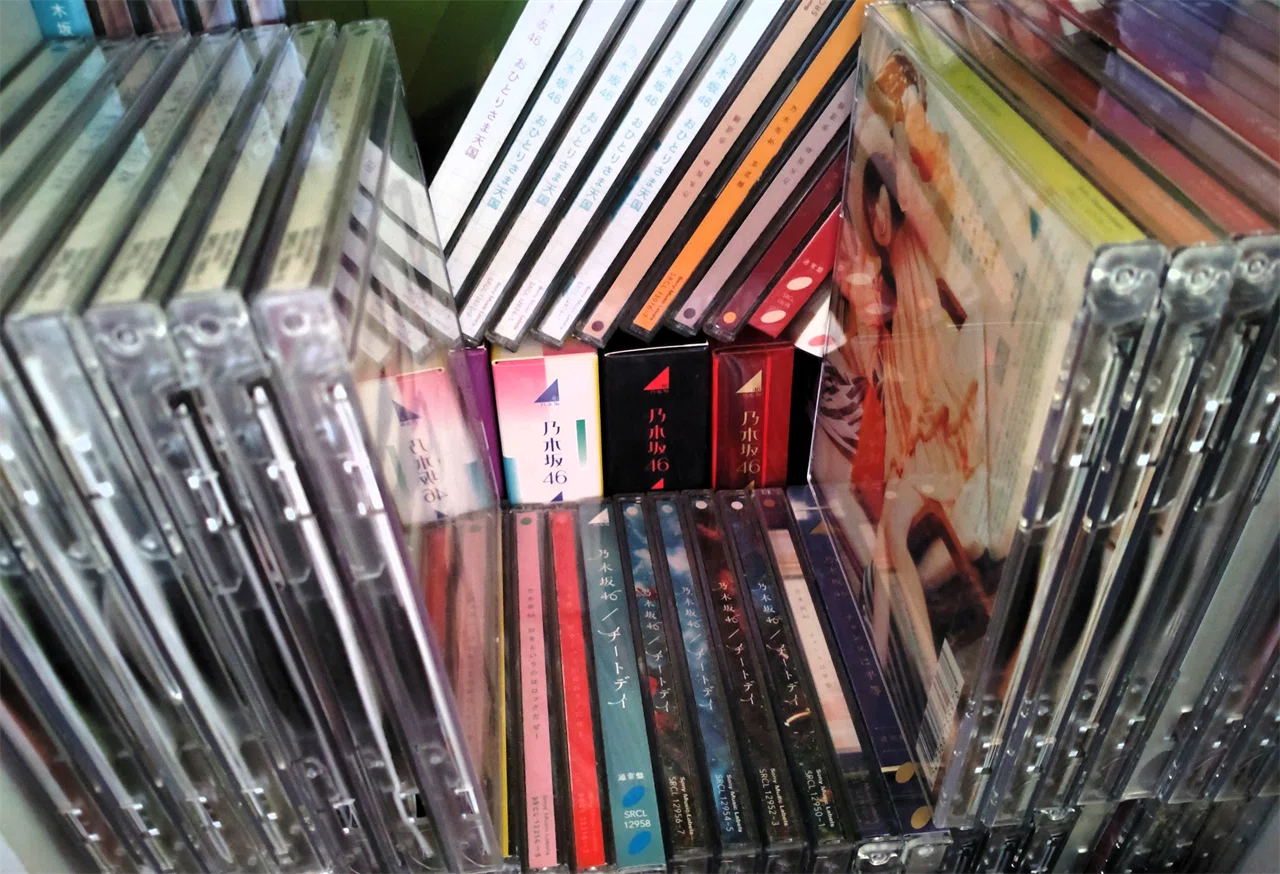 48グループ、坂道グループ CDまとめ売り 最初に坂道のCDを買い始めたのはいつだ？｜メニホビ