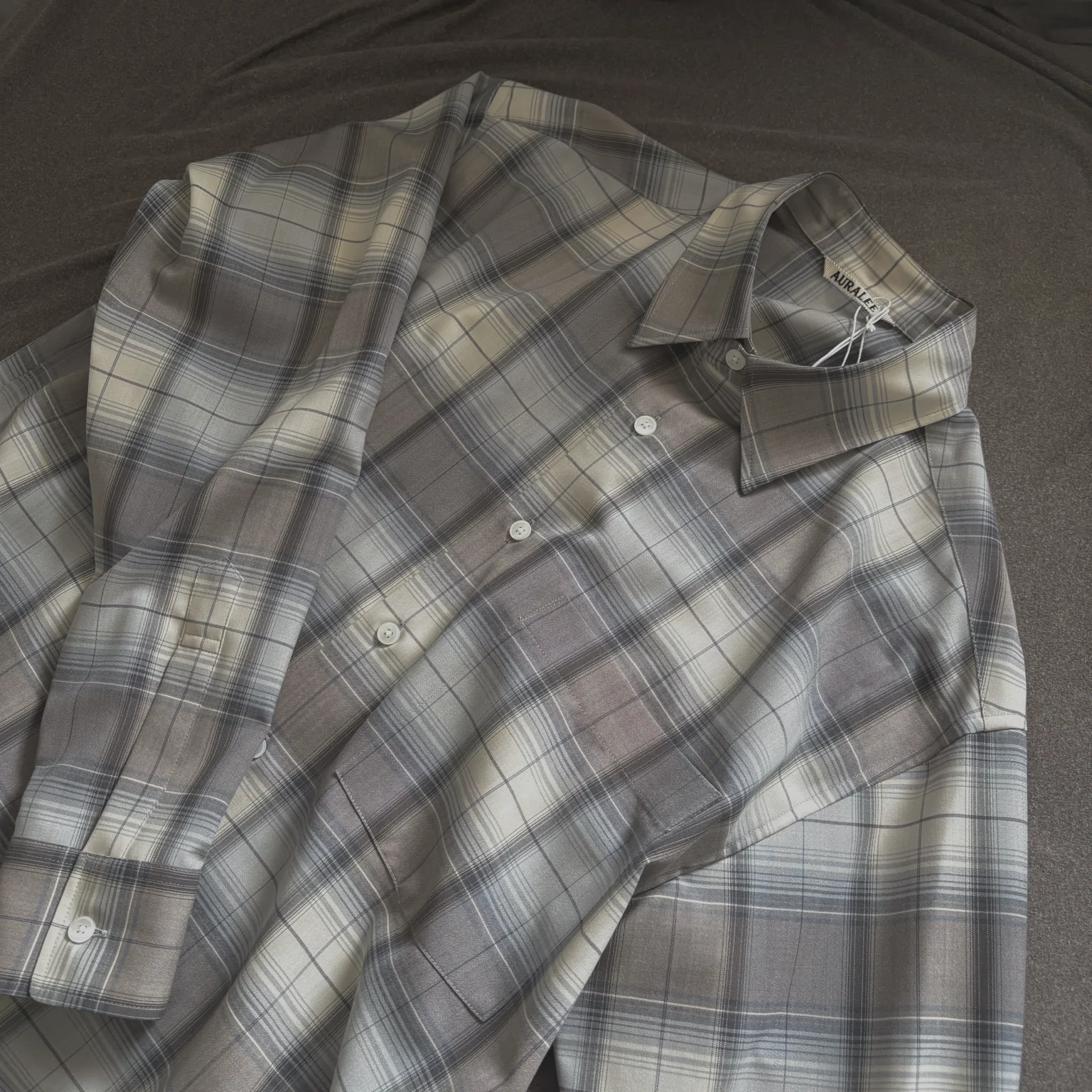 春、これ1枚で終わり。AURALEEのウールシャツが強すぎた」｜ケン |服と 