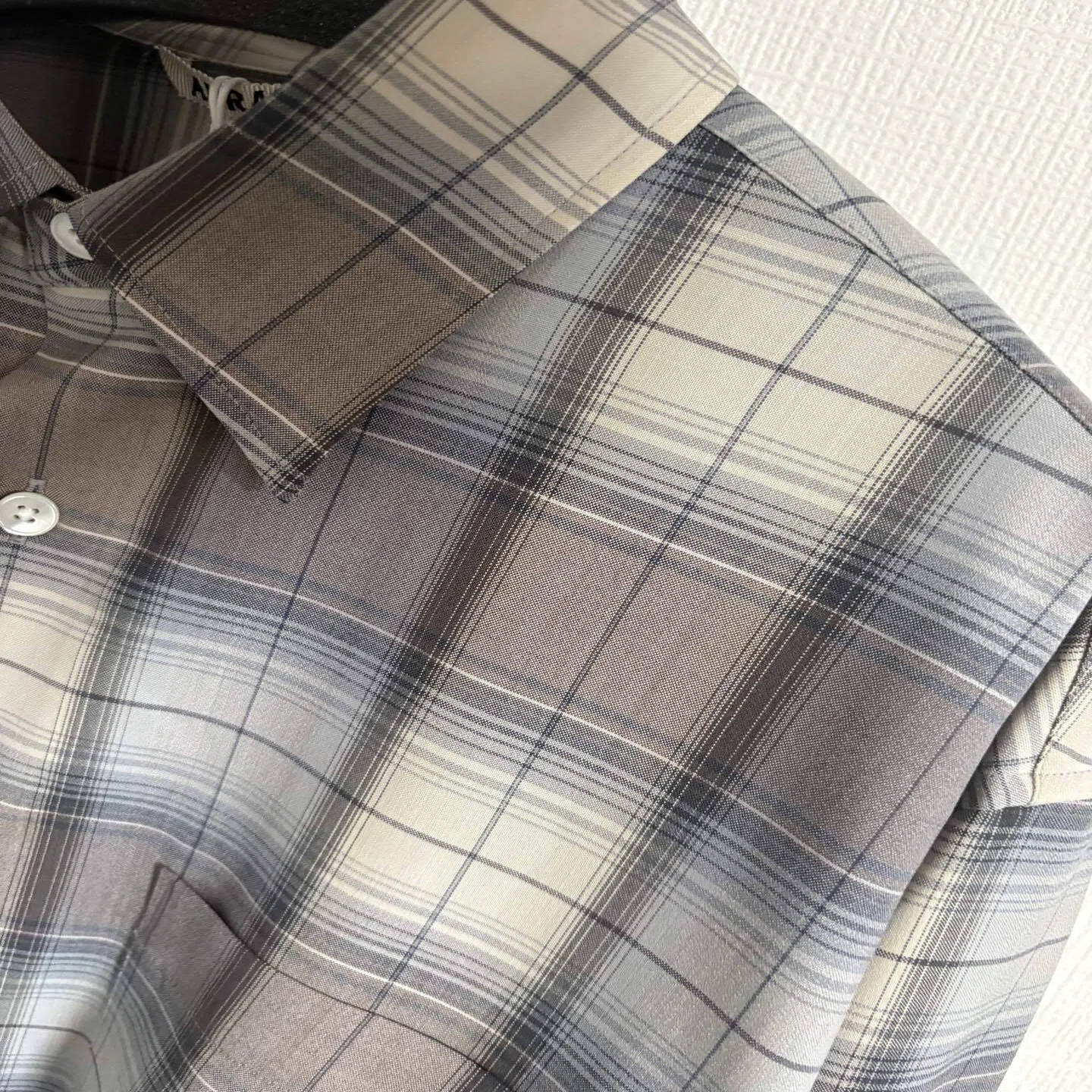 春、これ1枚で終わり。AURALEEのウールシャツが強すぎた」｜ケン |服と 