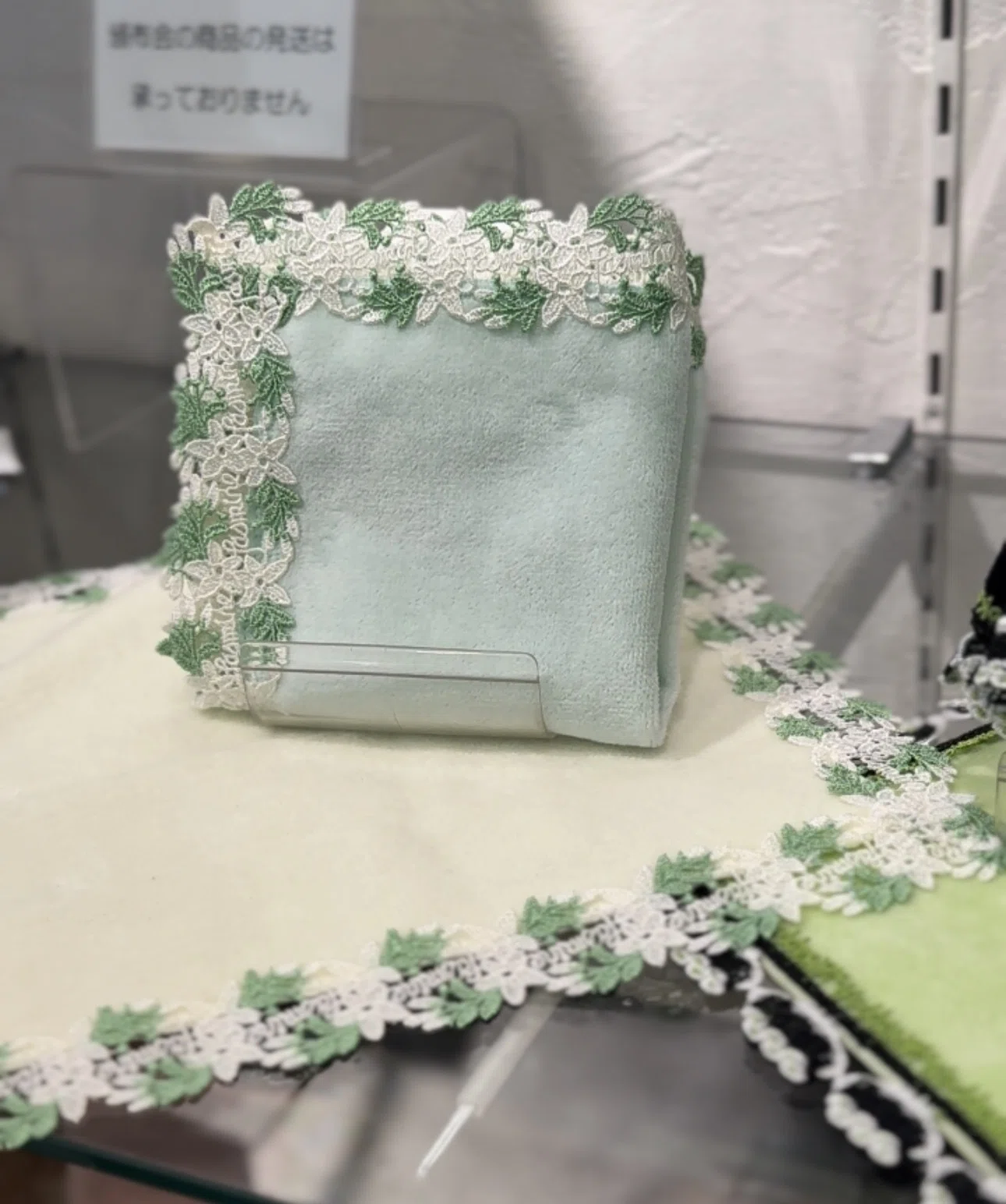 横浜元町　近沢レース店花柄刺繍テーブルクロスとナプキンセット 横浜観光を楽しむ100のこと】近沢レース＠元町商店街に立ち寄る。頒布