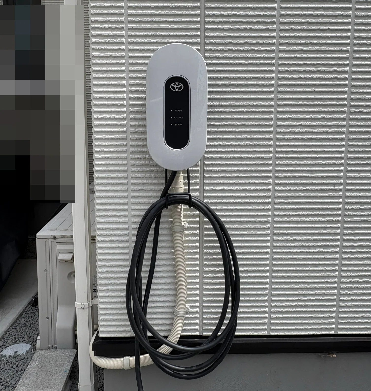 トヨタ純正　6kw充電器 21 自宅にトヨタ6kW充電器を設置｜ひでえん