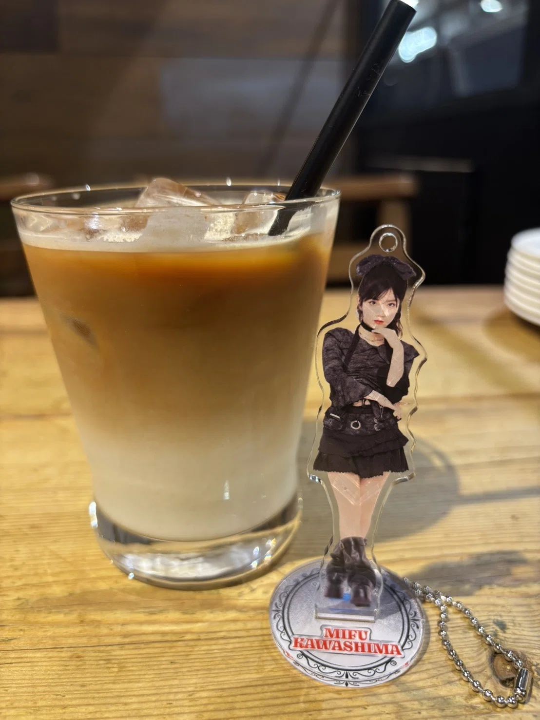 スマートフォンでJuice=Juiceのアクリルスタンドとご飯の写真を撮ろう