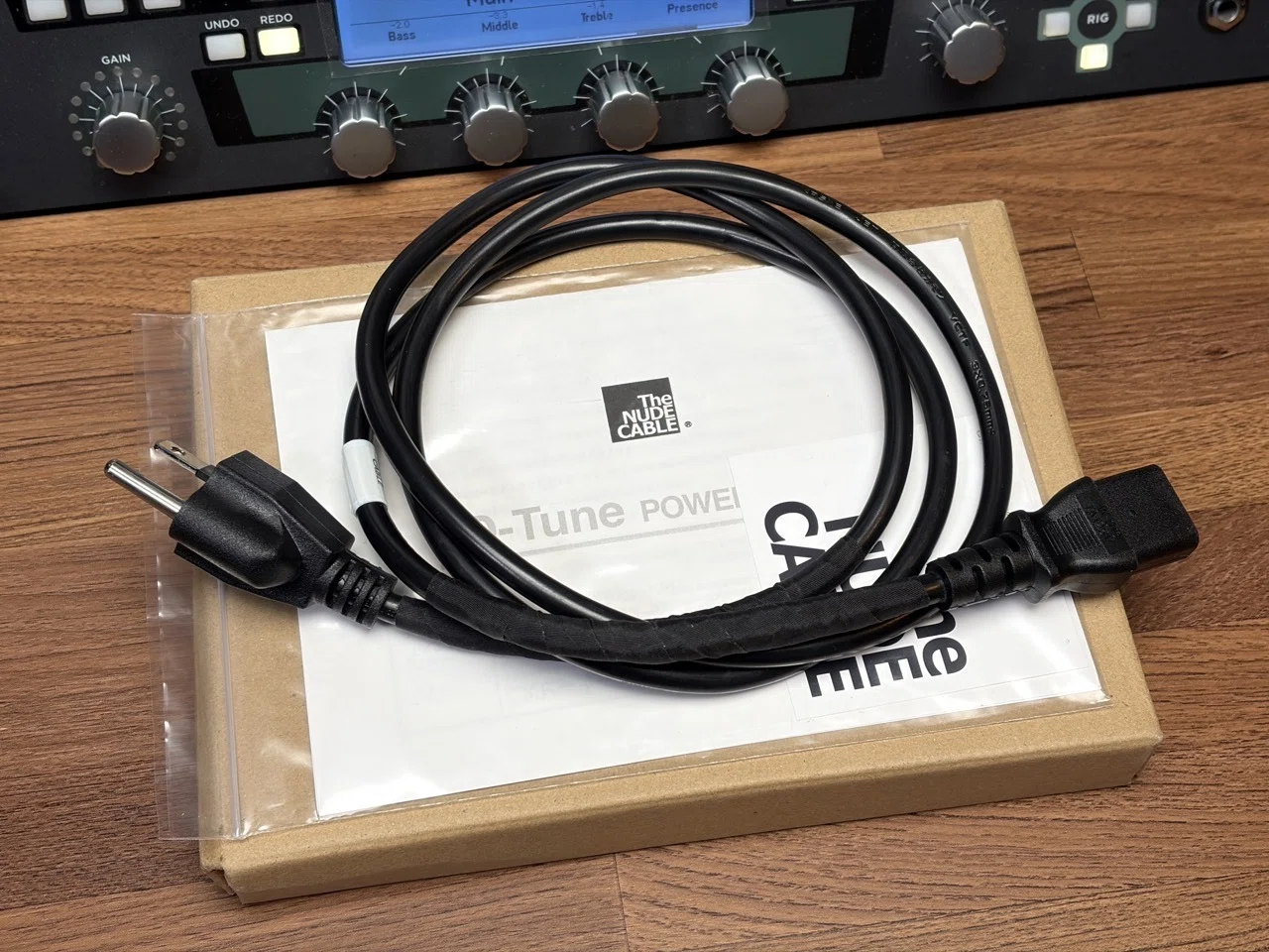 The NUDE CABLE D-TUNE スタンダードをレビュー。5000円の電源ケーブル