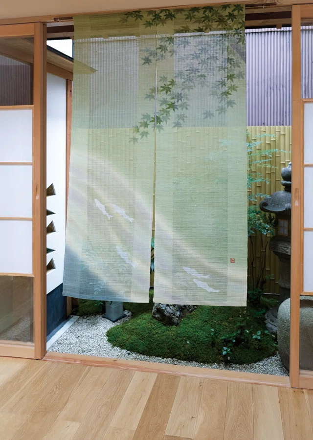 隠さず、でも仕切る。京都洛柿庵の“のれん”が、日常の空間にやわらかく