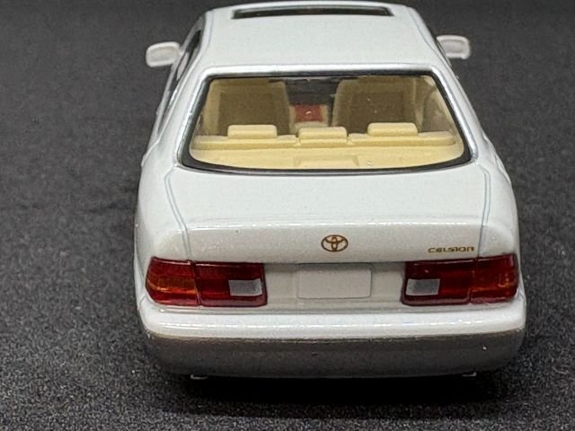 トミカ リミテッド ヴィンテージ NEO ホワイト　セルシオ トミカリミテッドヴィンテージ NEO 1/64 トヨタ セルシオ C仕様 F