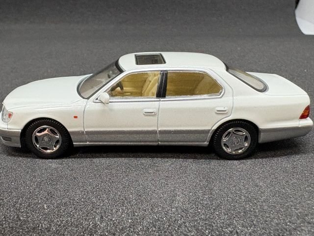 トミカ リミテッド ヴィンテージ NEO ホワイト　セルシオ トミカリミテッドヴィンテージ NEO 1/64 トヨタ セルシオ C仕様 F
