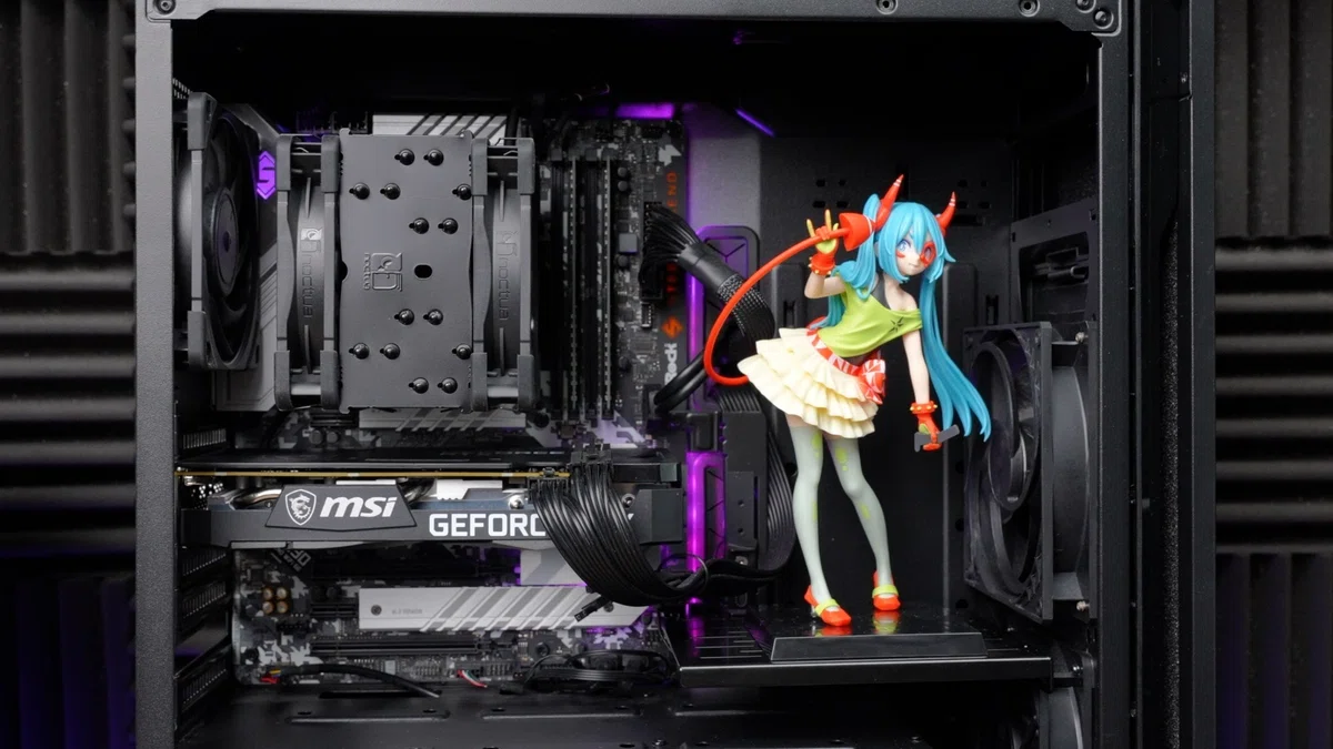 長尾製作所のPC用フィギュアディスプレイ台を使ってPCケース内にフィギュアを飾っている様子