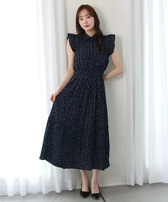 水彩画のような花柄がやわらかい印象のプリントフリルワンピース。帰省や旅行先でも着やすそうな一枚
