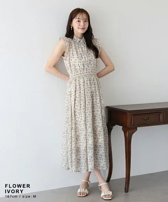 水彩画のような花柄がやわらかい印象のプリントフリルワンピース。帰省や旅行先でも着やすそうな一枚
