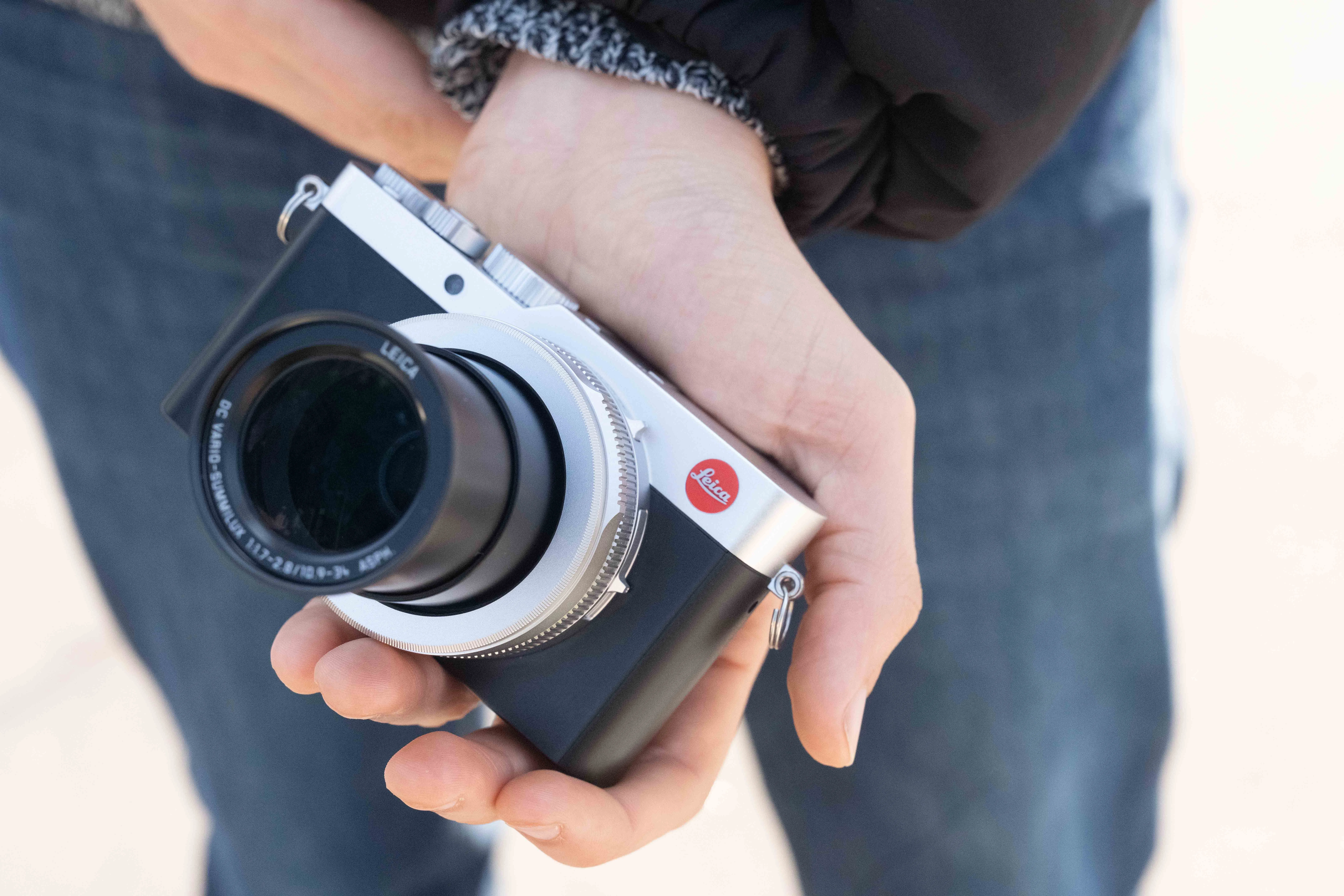 色彩と陰影。新宿を歩くLeica D-LUX7 3/4センサーが描く二つの顔