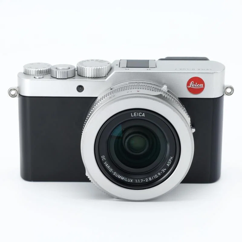 色彩と陰影。新宿を歩くLeica D-LUX7 3/4センサーが描く二つの顔