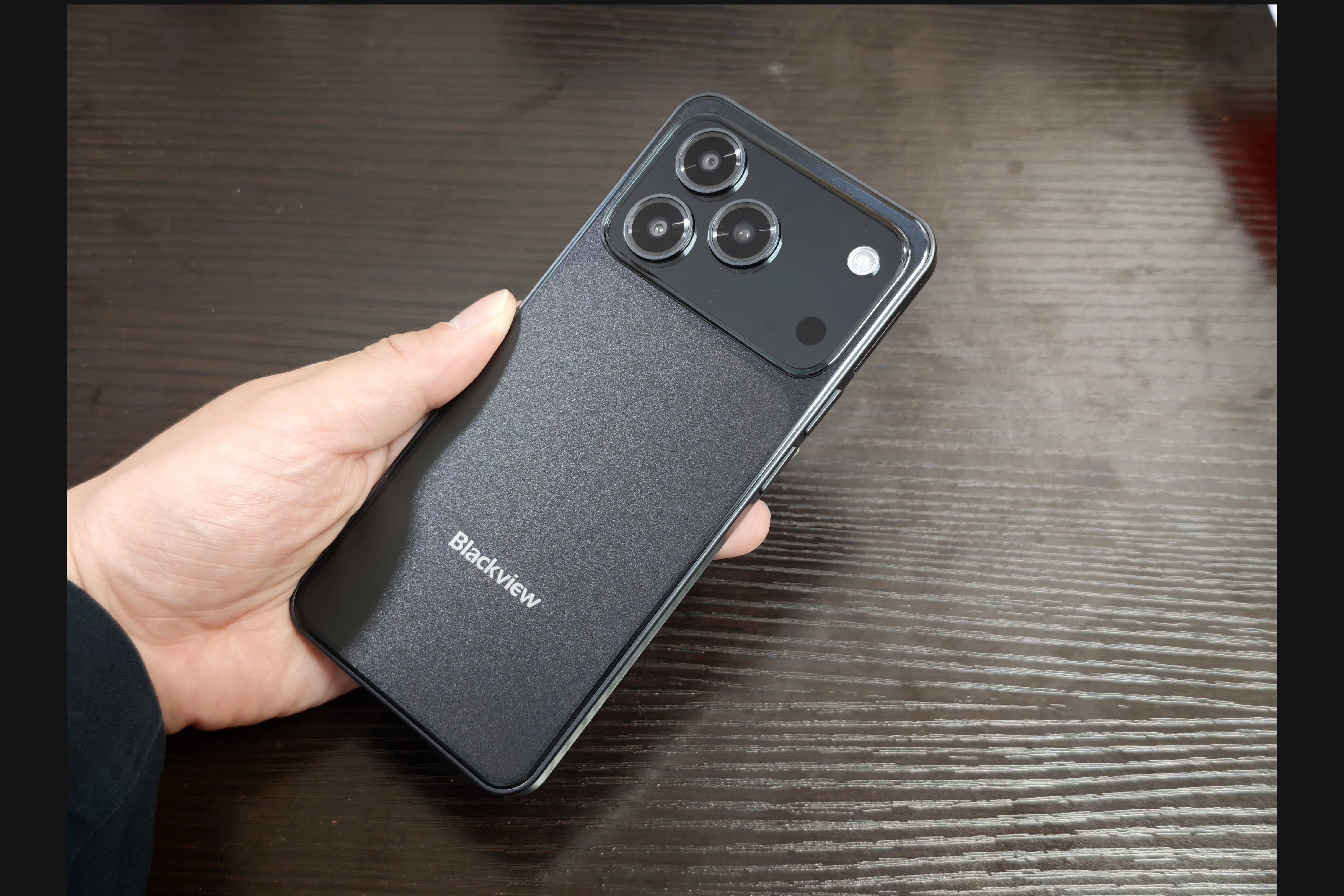 Blackview Wave7C レビュー】まるでりんごなデザイン。性能は褒められ