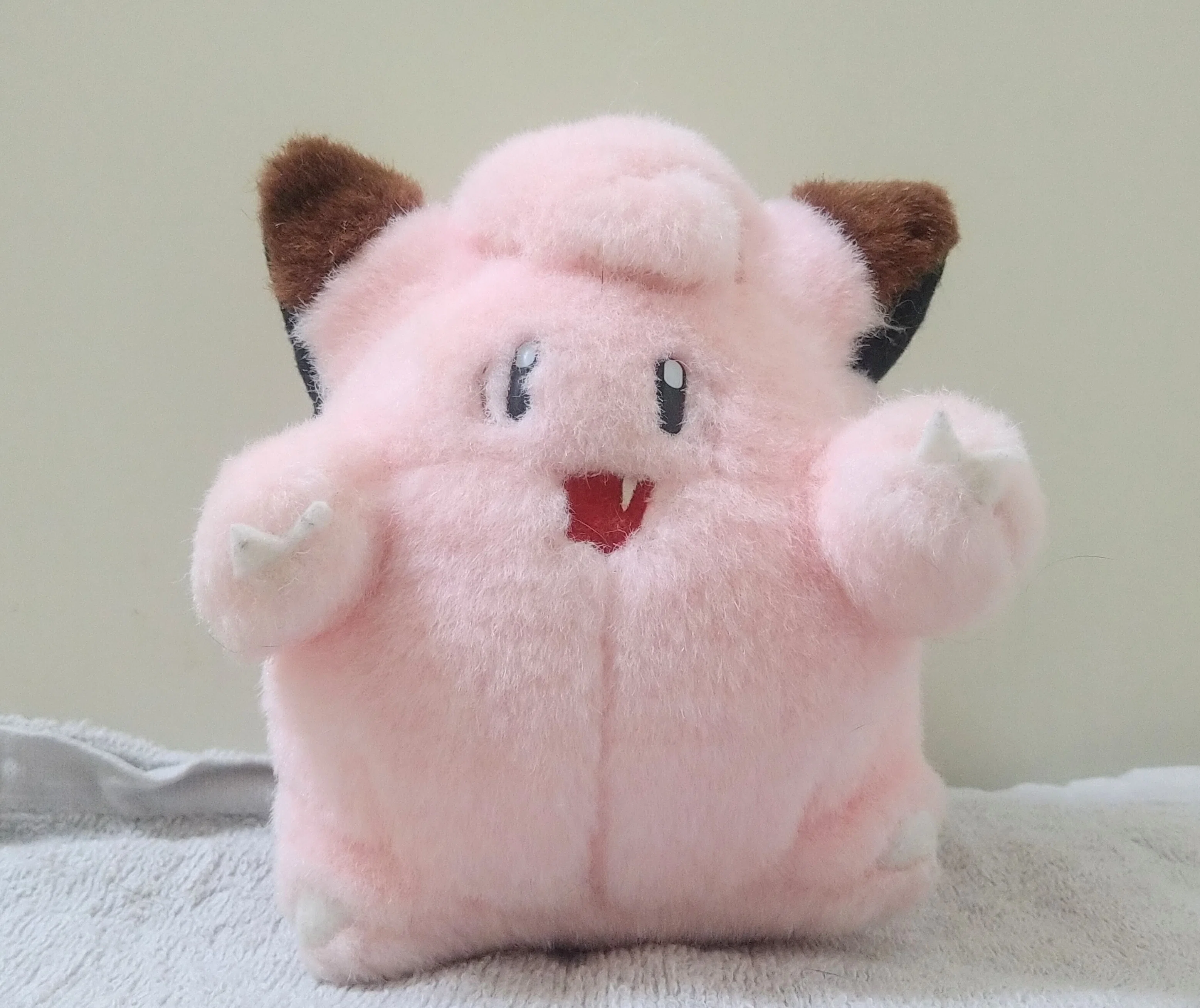 今のスタイリッシュな姿と全然違う？30年前のピカチュウ＆ピッピ