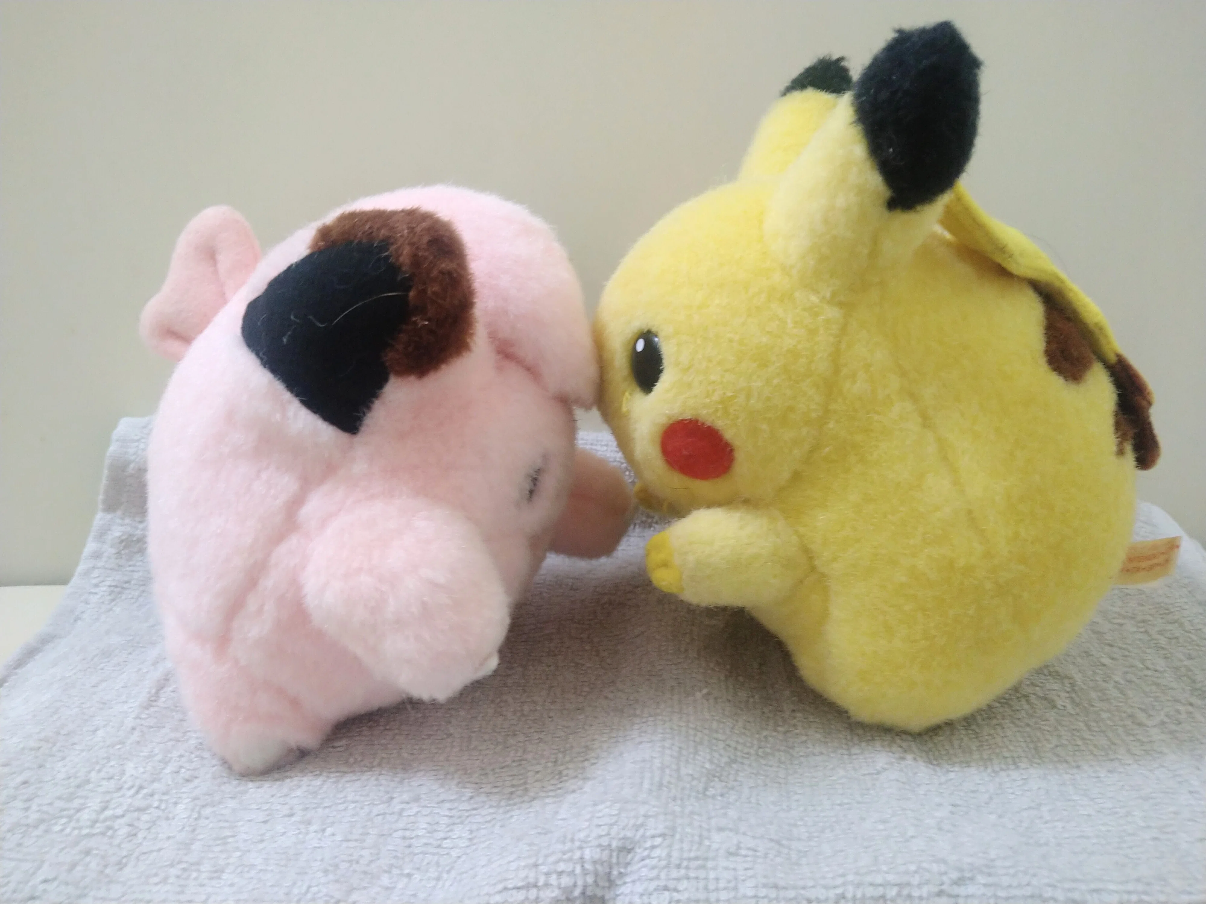 今のスタイリッシュな姿と全然違う？30年前のピカチュウ＆ピッピ