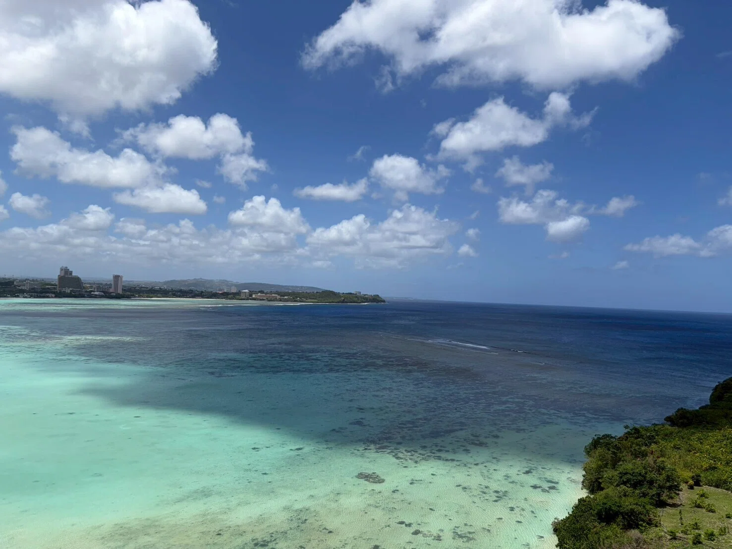 海外旅行にサンダルとスニーカーはどっち持って行くのって問題｜かずき