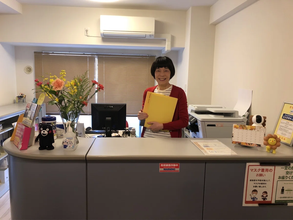 温かみのある受付スタッフの様子（ハマヨビの受付風景）
