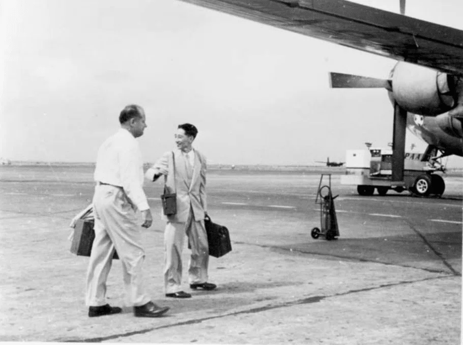 1953年／創立7年　3か月の予定で欧米の業界視察のため初の海外出張の出発時。盛田さん（32歳、写真右）