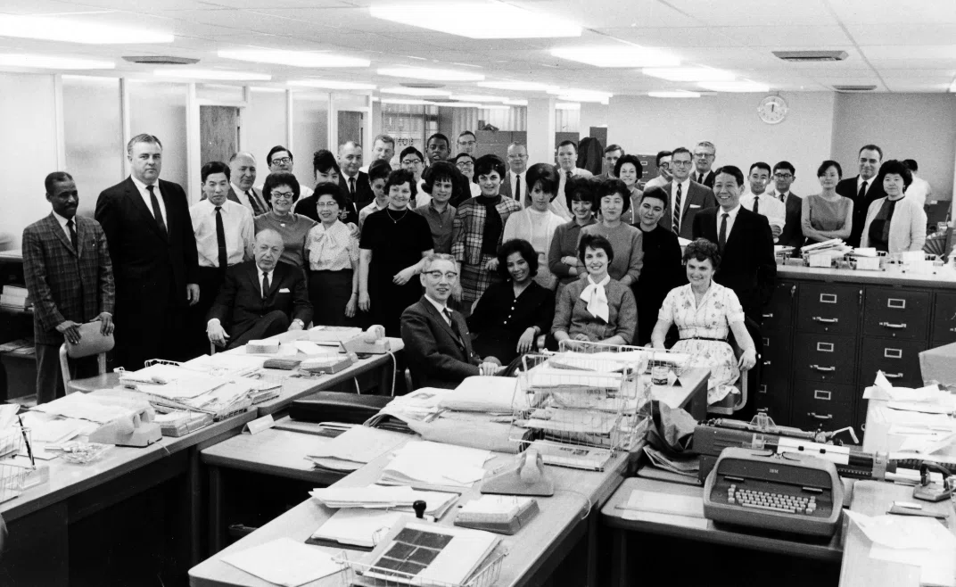 1963年／創立17年、家族とともに米国へ移り住む。ソニー・アメリカのオフィスで社員と。盛田さん（42歳、前列中央）