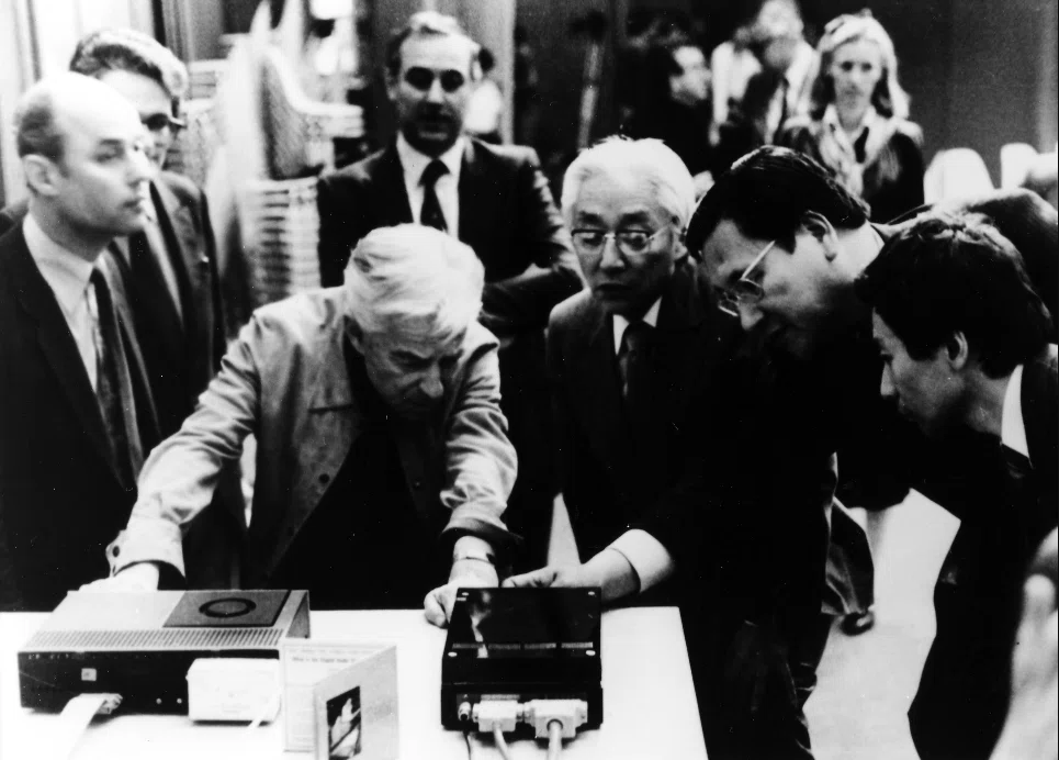 1981年／創立35年　CDシステムの世界規格統一に世界のレコード業界から反対を受けたソニーを支え続けたカラヤン氏（写真左から2人目）。盛田さん（60歳、写真右から3人目）