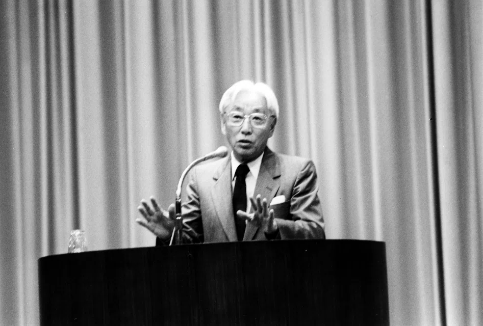 1988年／創立42年　グローバル・ローカライゼーションを説く盛田さん（67歳）