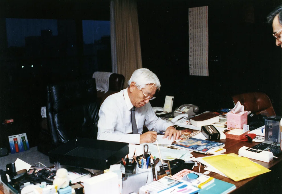 1988年／創立42年　執務中の盛田さん（67歳）