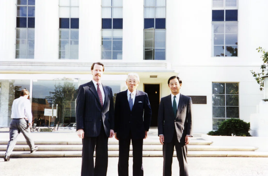 1990年／創立44年　ソニー・ピクチャーズ エンタテインメントを訪問する盛田さん（69歳、写真中央）