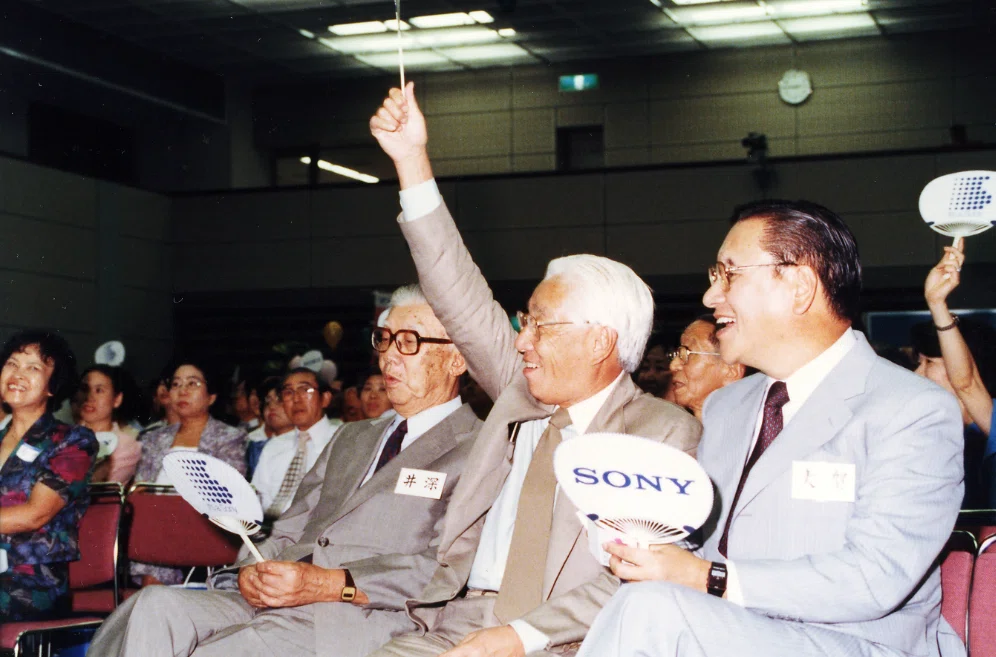 1987年／創立41年　ソニー友の会第1回総会にて　右から大賀さん（57歳）、盛田さん（66歳）、井深さん（79歳）