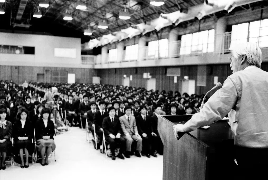 1983年／創立37年　入社式で新入社員に講話する盛田さん（62歳）