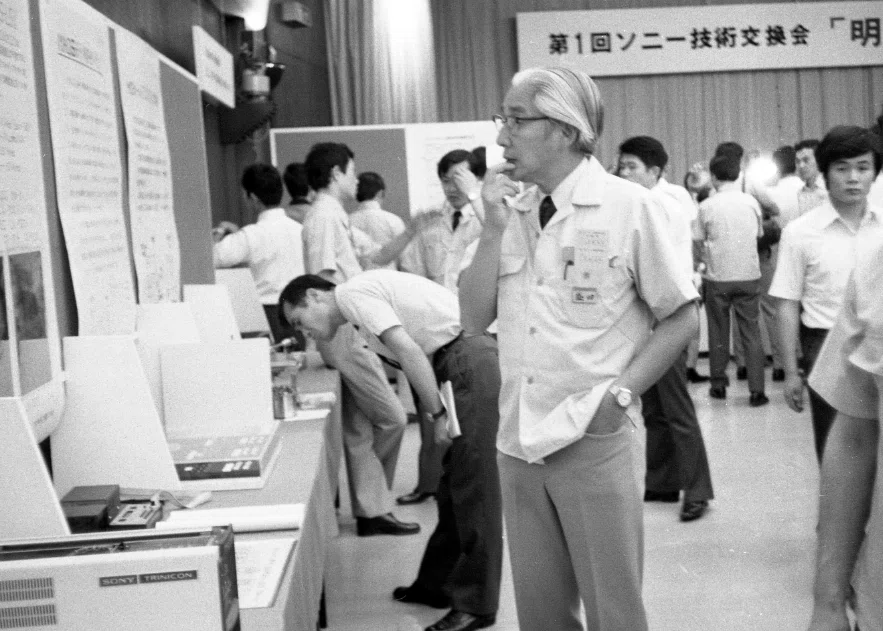 1973年7月／創立27年　第1回技術交換会にて見学する盛田さん（52歳）
