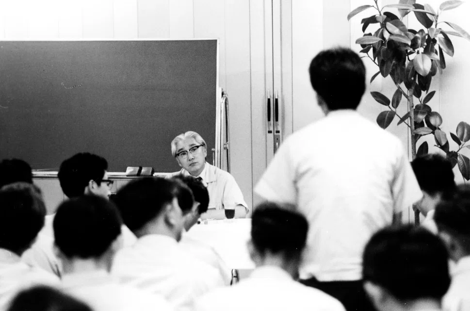 1972年／創立26年　大崎工場で社員との懇談会を開く盛田さん（51歳）
