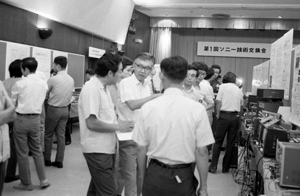 同じ会場で、社員に質問をなげかける井深さん（65歳）