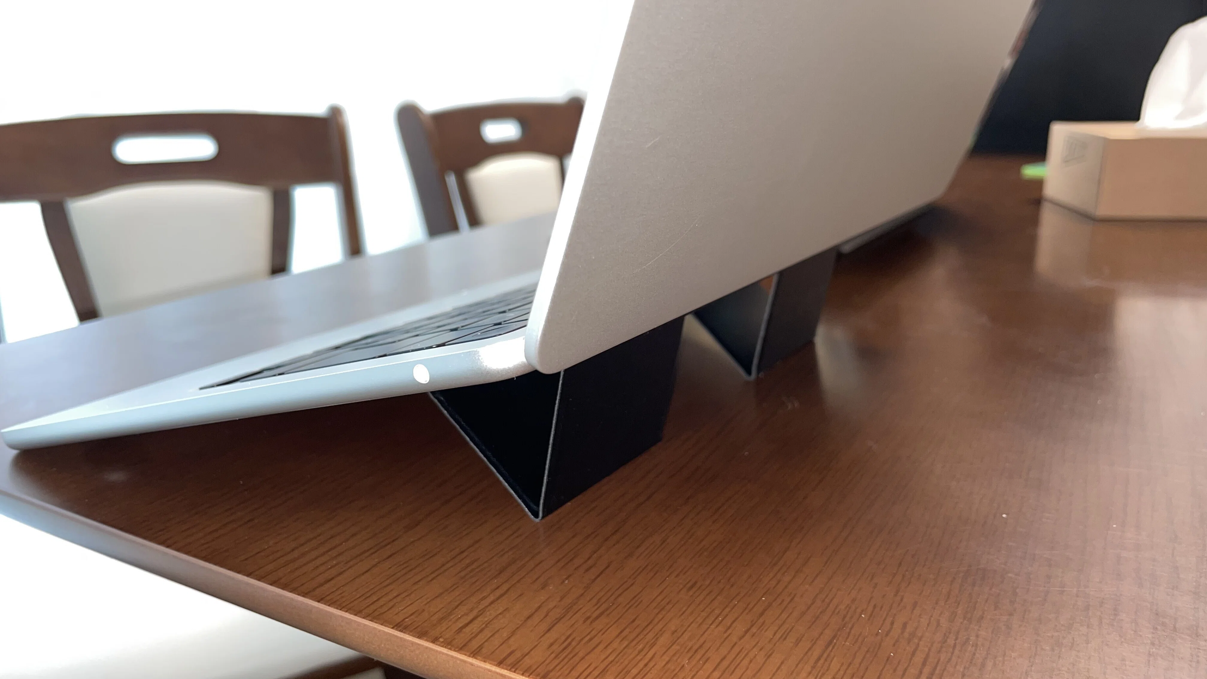 MacBookの貼り付け型PCスタンドはBlueloungeの「キックフリップ」が