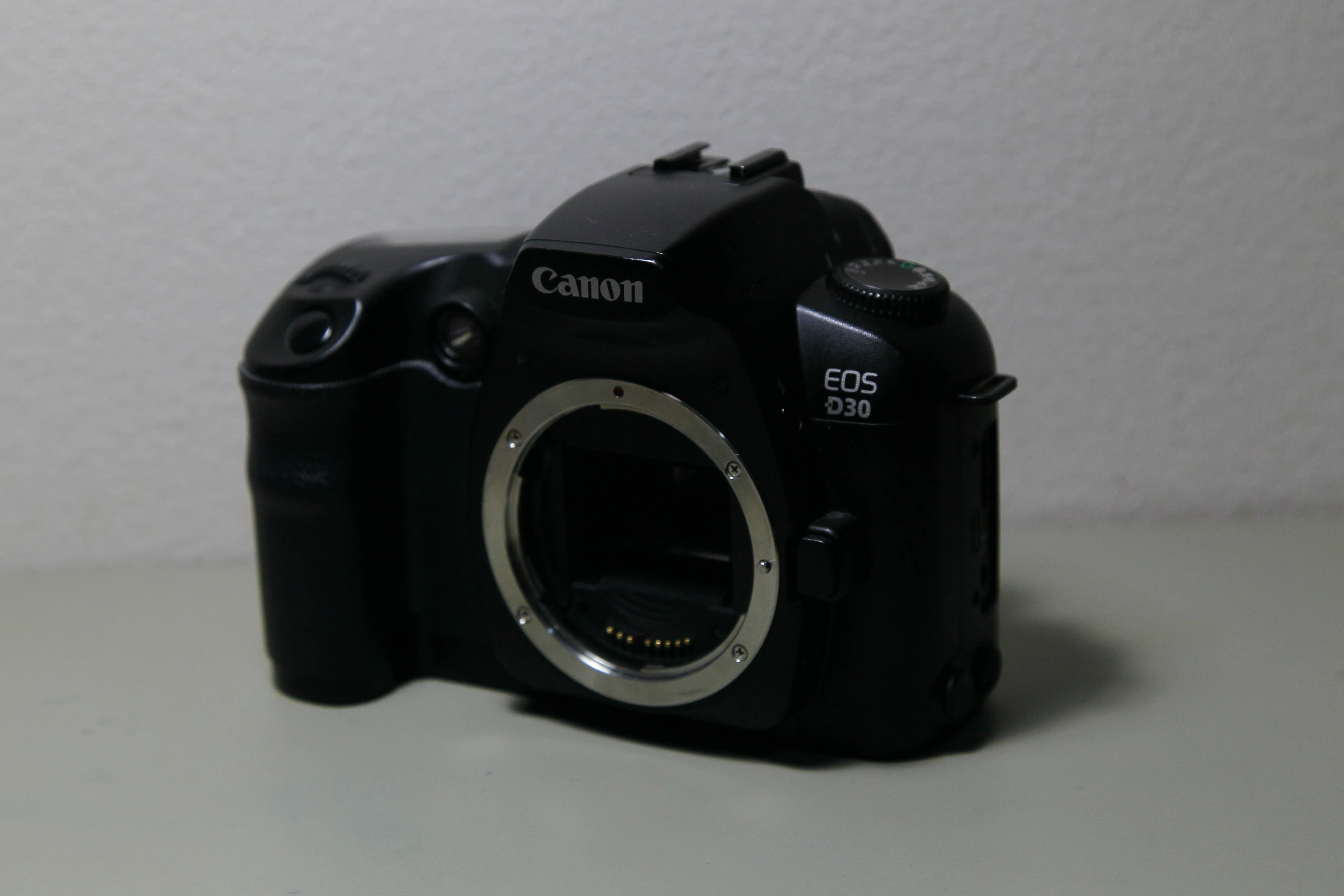 Canon EOS D30 フィルム一眼レフカメラ　ジャンク品 26年前の伝説の一眼レフを使ってみた①｜適当人間ドラ