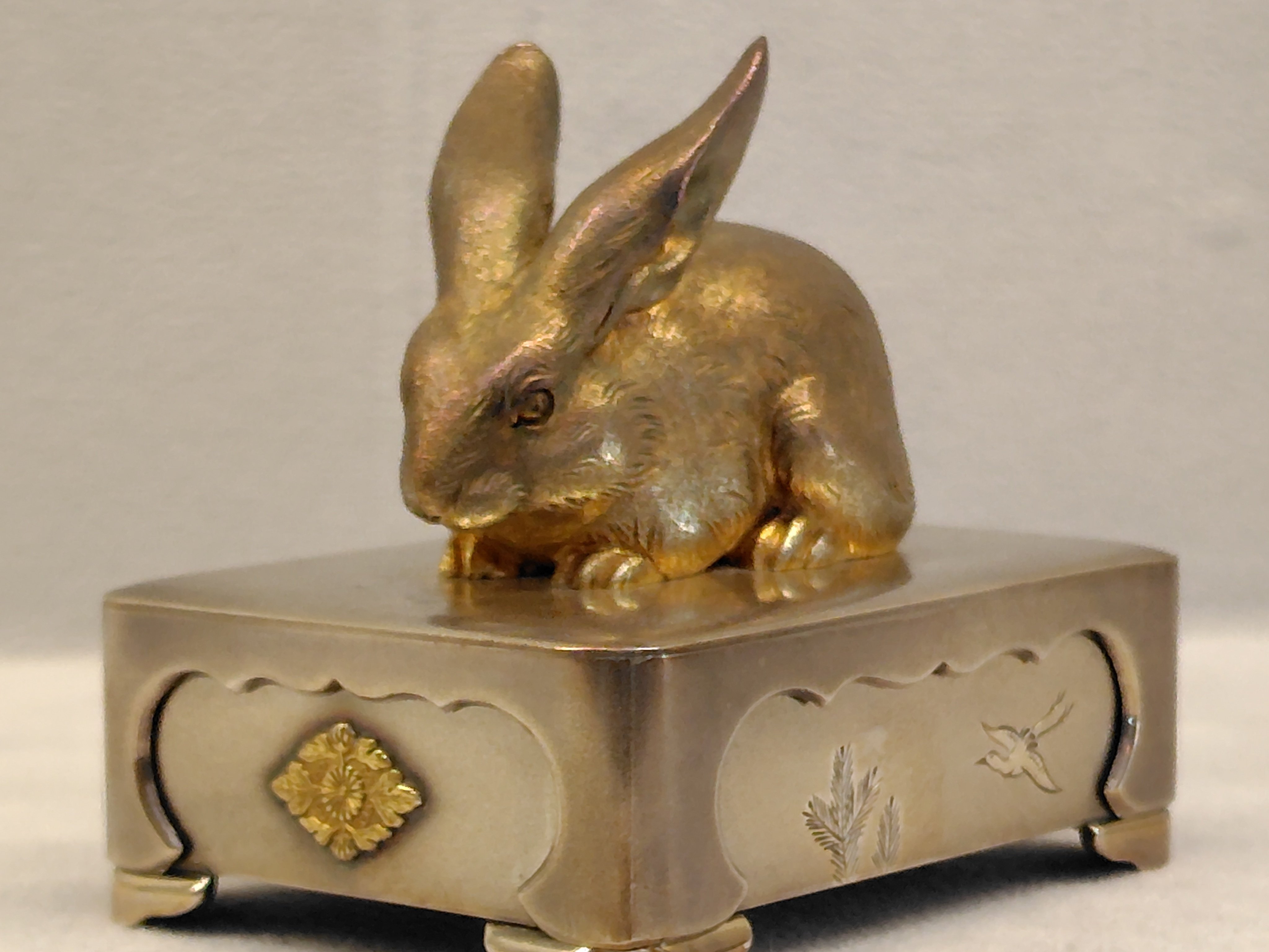 中国明時代　ウサギの図蓋　直径8.7㎝　東Y8-0203☆2F 🐇【東京】うさぎめっけ！〜東京都庭園美術館〜｜mike