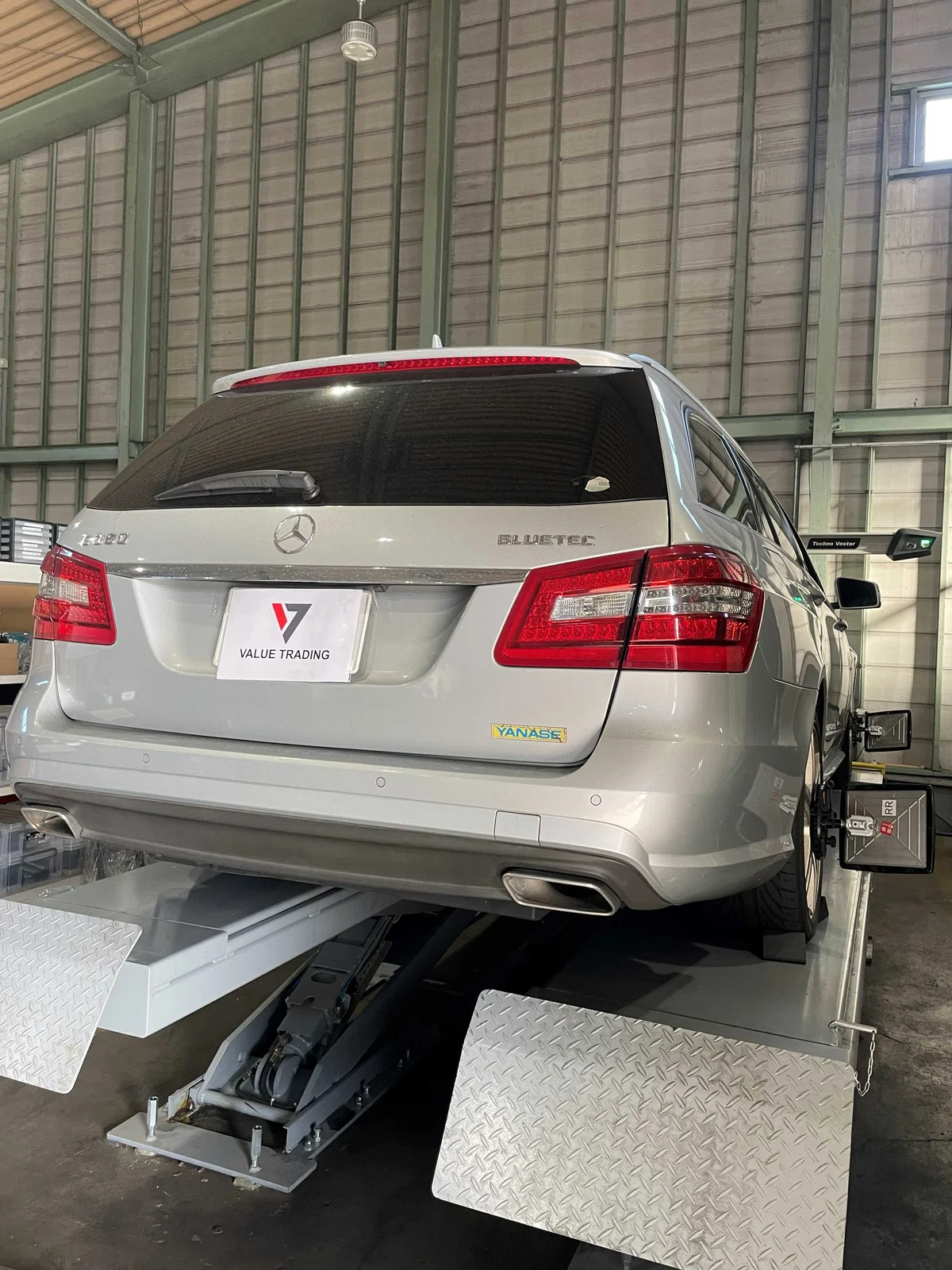 【柏市 Mercedes-Benz E350】数値は基準値内なのに安定しない?原因は「後輪トーの大きなズレ」|valuetrading